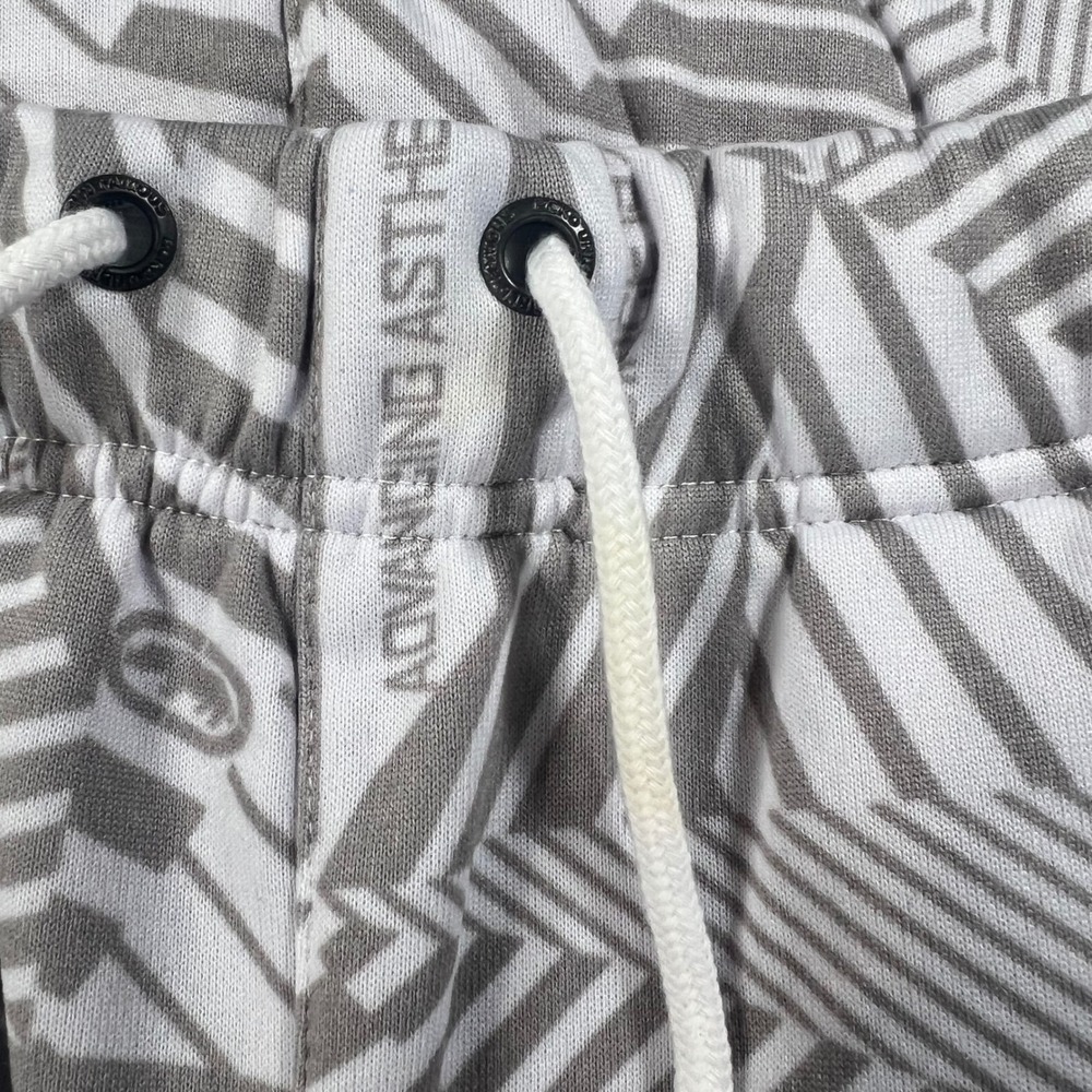 Ecko Unltd Men Fleece Cargo Shorts White Grey Geometric Take Flight Large NWT - Picture 6 of 10